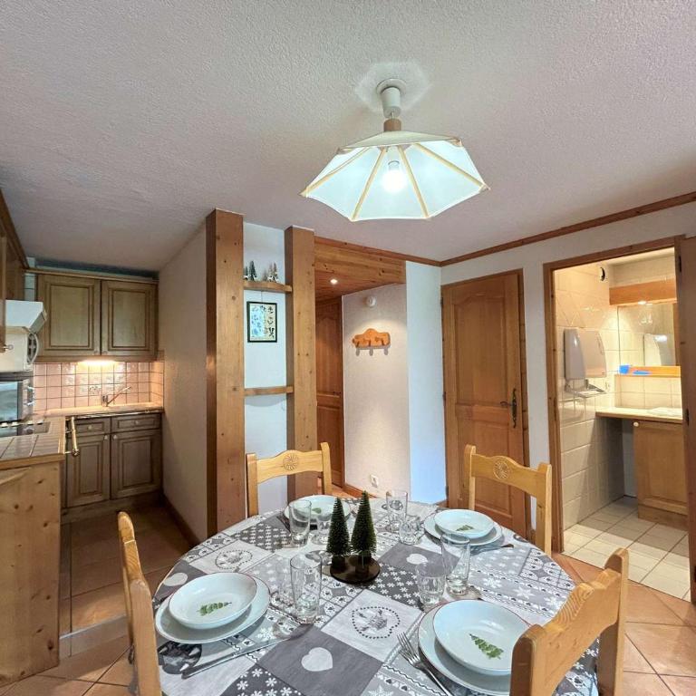 Appartement cosy 5 pers à 20m des pistes et commerces, balcons, parking couvert - FR-1-180-601 - Appartement - 8
