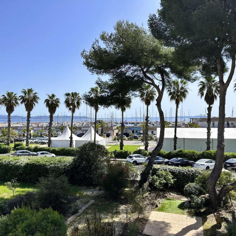 Le Palm, appartement climatisé pour 4 personnes avec vue mer et piscine sur le Port d'Hyères - Apartment - 2