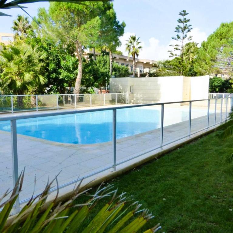 Le Palm, appartement climatisé pour 4 personnes avec vue mer et piscine sur le Port d'Hyères - Apartment - 3