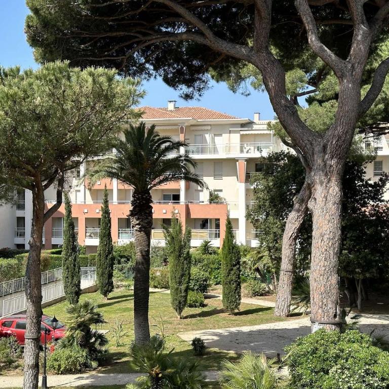 Le Palm, appartement climatisé pour 4 personnes avec vue mer et piscine sur le Port d'Hyères - Apartment - 5