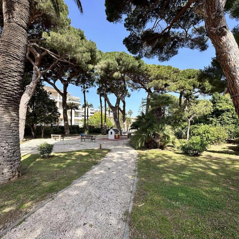 Le Palm, appartement climatisé pour 4 personnes avec vue mer et piscine sur le Port d'Hyères - Apartment - 6
