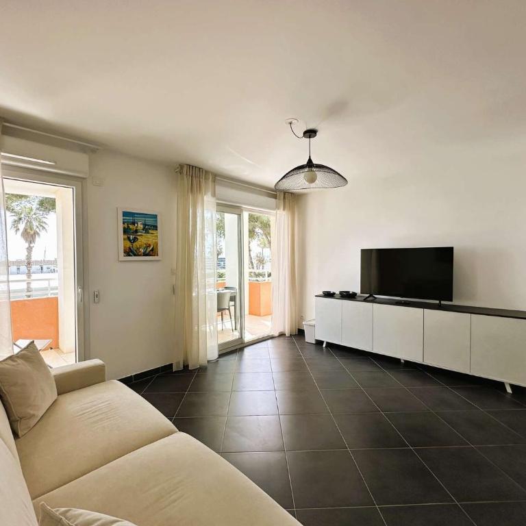 Le Palm, appartement climatisé pour 4 personnes avec vue mer et piscine sur le Port d'Hyères - Apartment - 8