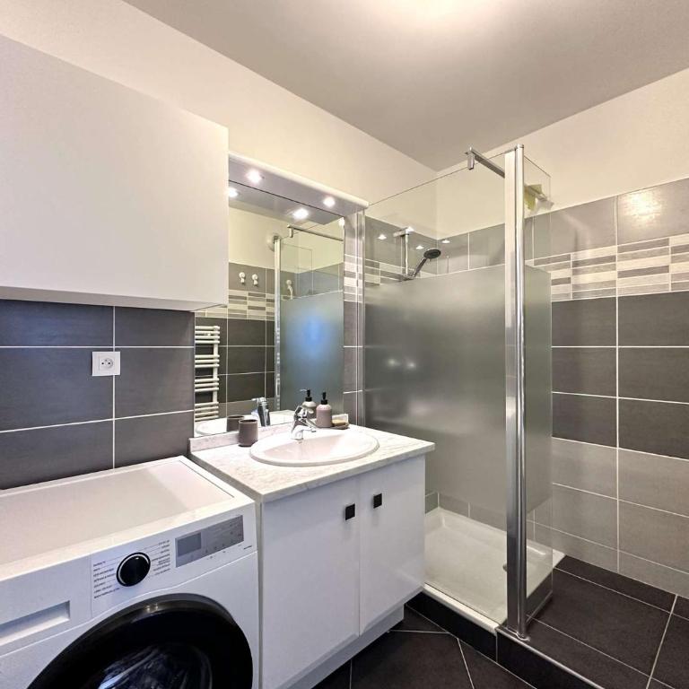 Le Palm, appartement climatisé pour 4 personnes avec vue mer et piscine sur le Port d'Hyères - Apartment - 13