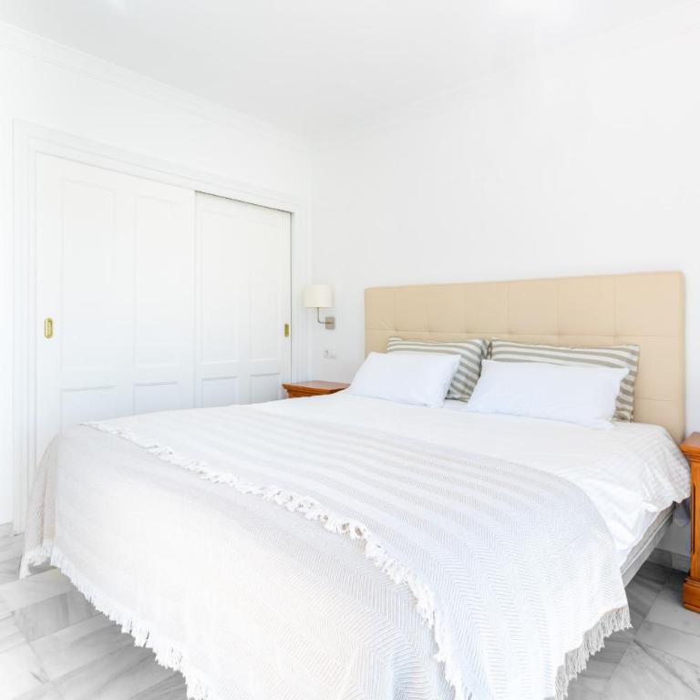 Jardines Puerto Banús - Elegance and Comfort in Marbellas Heart - Apartamento de 2 dormitorios con vistas a la piscina - 18