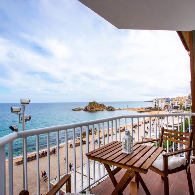 Blanes Beach front Apartment - Apartamento de 2 dormitorios con balcón y vistas al mar - 1