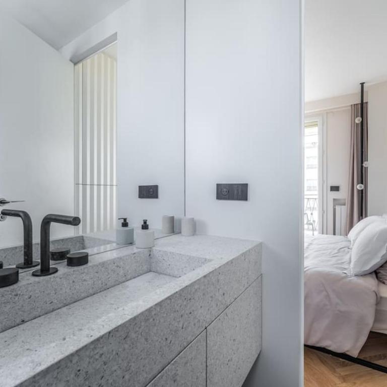 Luxueux Appartement Haussmannien avec Vue sur Paris - Appartement 2 Chambres avec Balcon et Terrasse - 10