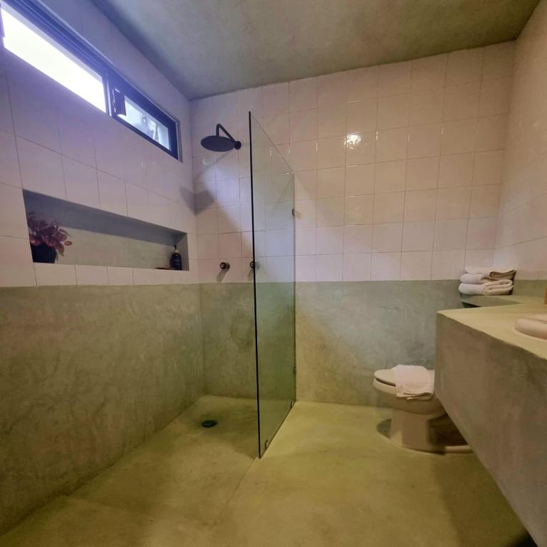 Hotel Holly - Standard King Room - 12