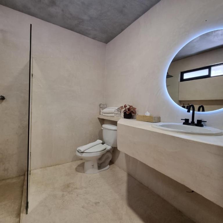 Hotel Holly - Standard King Room - 13