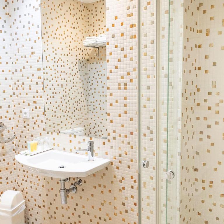 Hotel Montes - Triple Room - 6