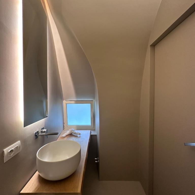 Ottanta5 Private Rooms - Deluxe Double or Twin Room with Balcony - 11