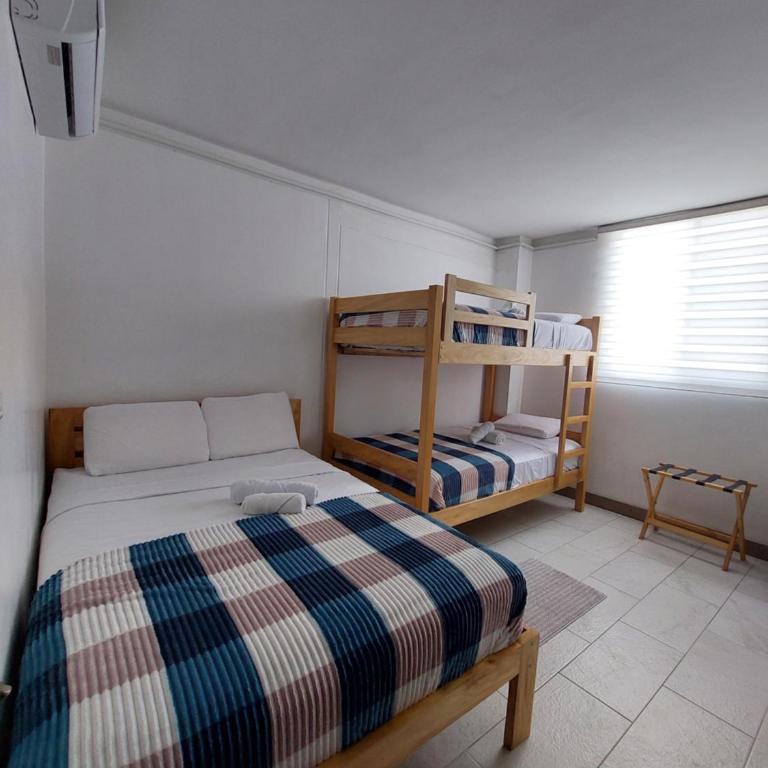 Libertad 109 Hotel con Generador Eléctrico - Habitación Cuádruple Confort - 8