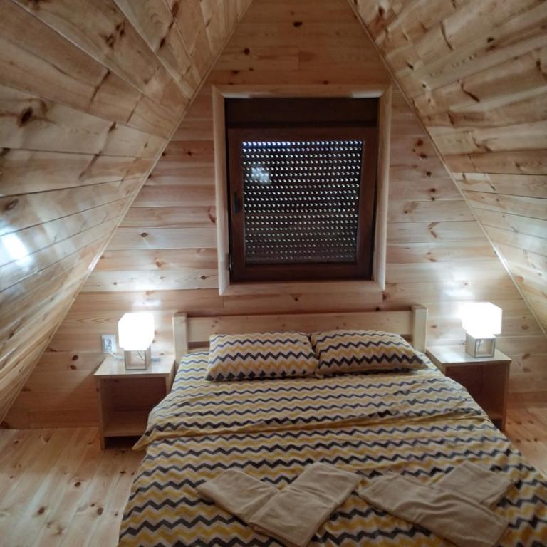 Brown cabin - Two-Bedroom Chalet - 19