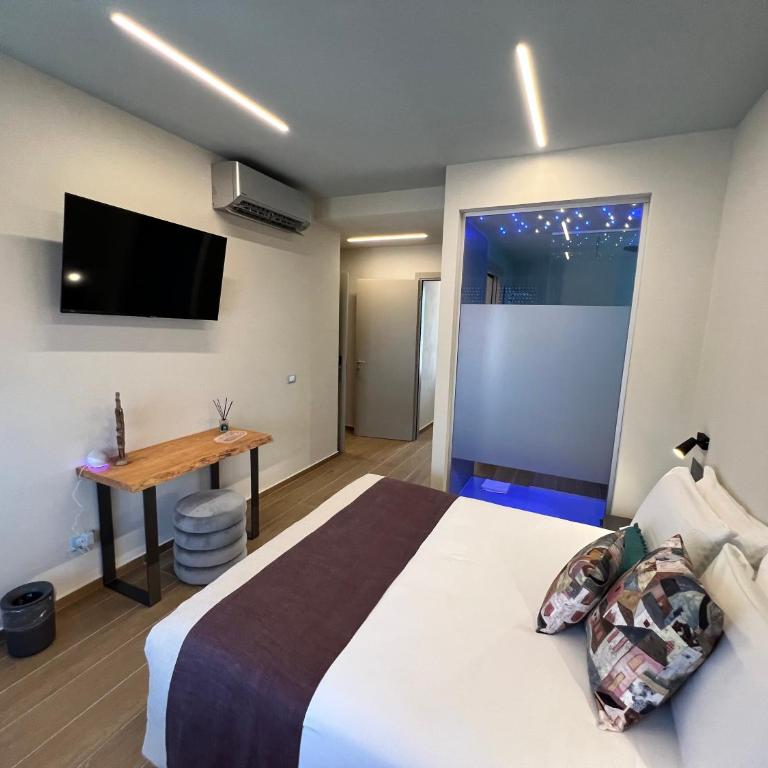 Luci Sul Mare -Boutique Rooms - Family Suite with Balcony - 3