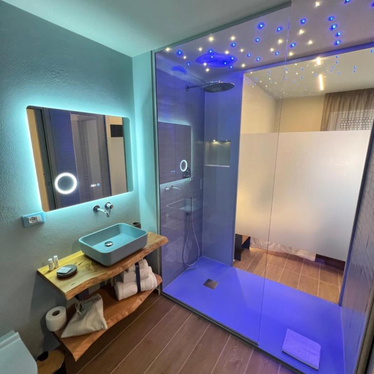 Luci Sul Mare -Boutique Rooms - Family Suite with Balcony - 10