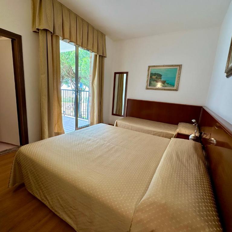 Hotel Beau Rivage Pineta - Camera Familiare con Balcone (2 adulti + 1 bambino) - 3