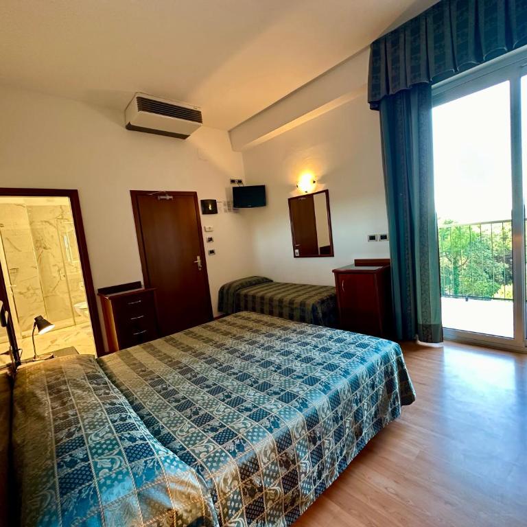 Hotel Beau Rivage Pineta - Camera Tripla Comfort - 2