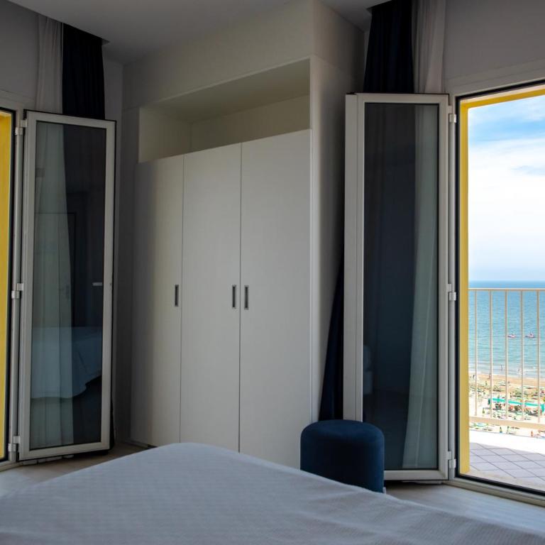 Hotel Fedora Riccione - FRONTE MARE - Sea Front Family Room - 1