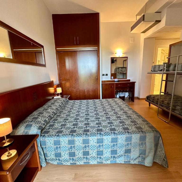 Hotel Beau Rivage Pineta - Camera Familiare con Balcone (2 Adulti + 2 Bambini) - 3