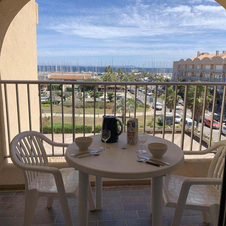 Studio rénové avec loggia, WIFI et parking privé à Hyères Port - FR-1-335-131 - Studio - 1