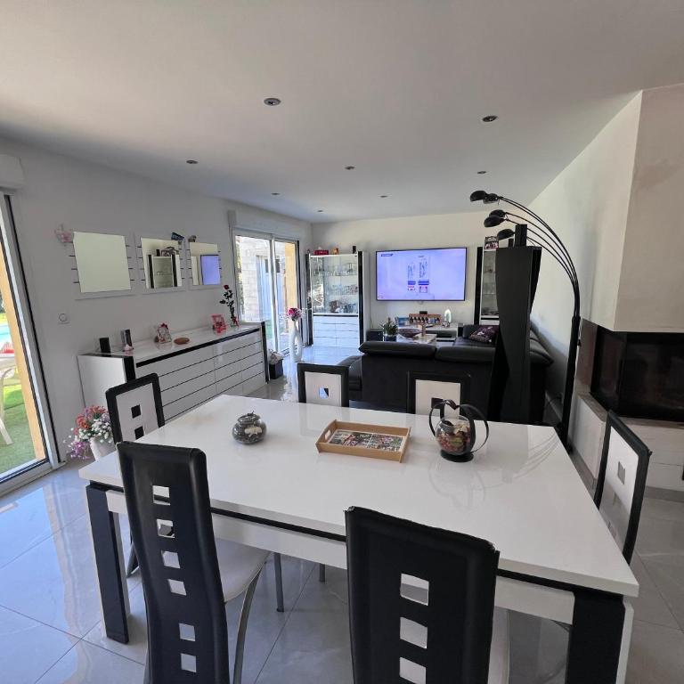 Villa 4 chambres récente avec piscine et Jardin - Villa - 10