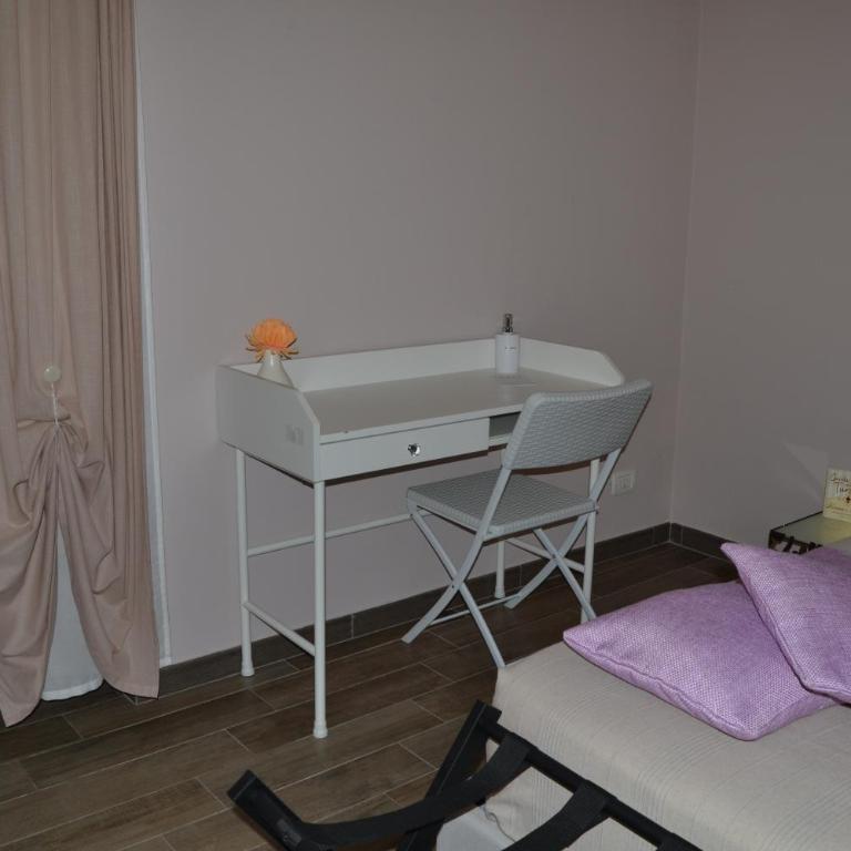 Karina's Rooms - Deluxe King Room - 33