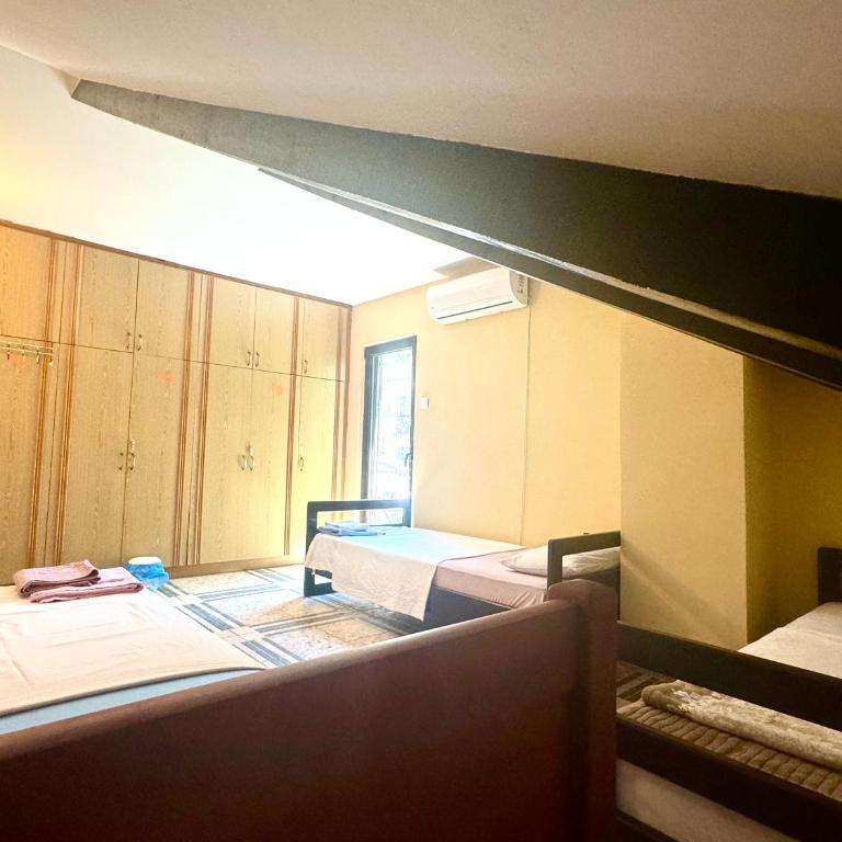 KotorHostelito - Single Bed in Mixed Dormitory Room - 2