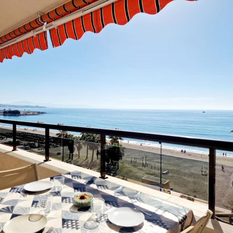 Beachfront Dream: Prime Location with Sea Views - Apartamento de 2 dormitorios - 4