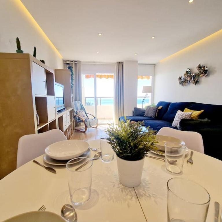 Beachfront Dream: Prime Location with Sea Views - Apartamento de 2 dormitorios - 35