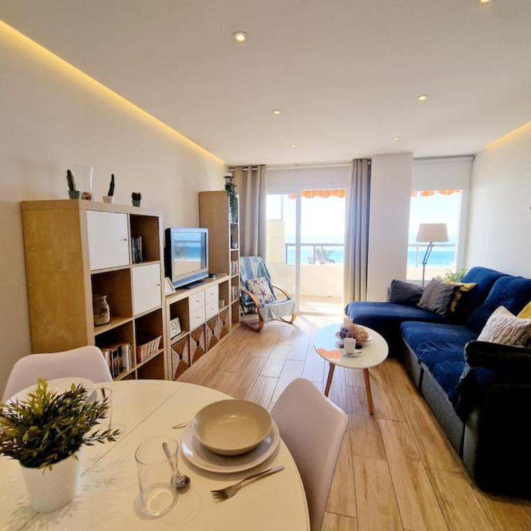 Beachfront Dream: Prime Location with Sea Views - Apartamento de 2 dormitorios - 33
