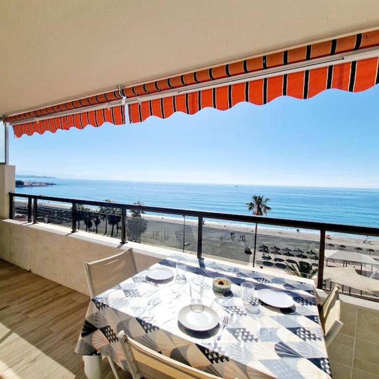 Beachfront Dream: Prime Location with Sea Views - Apartamento de 2 dormitorios - 24