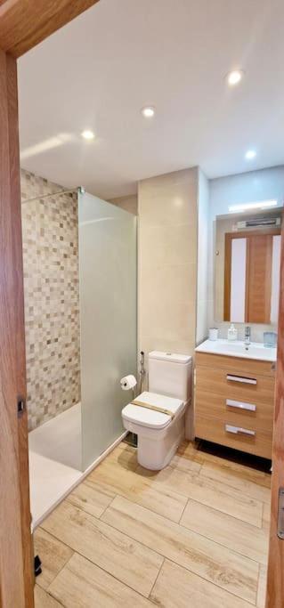 Beachfront Dream: Prime Location with Sea Views - Apartamento de 2 dormitorios - 17