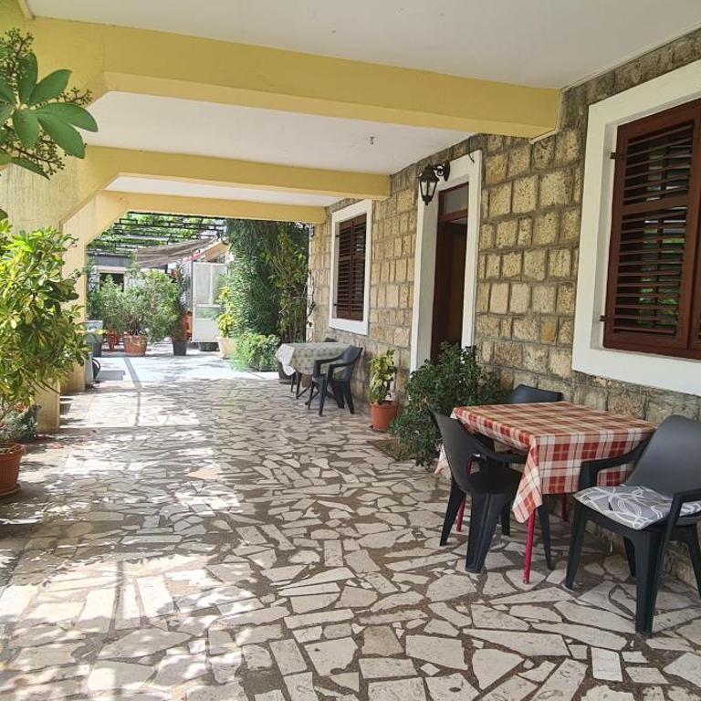 Guest House Andrea - Dvokrevetna Soba s Bračnim Krevetom i Sopstvenim Spoljnim Kupatilom - 1