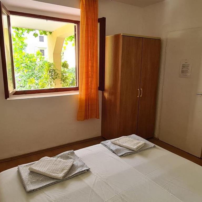 Guest House Andrea - Dvokrevetna Soba s Bračnim Krevetom i Sopstvenim Spoljnim Kupatilom - 2