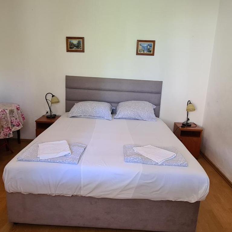 Guest House Andrea - Dvokrevetna Soba s Bračnim Krevetom i Sopstvenim Spoljnim Kupatilom - 3
