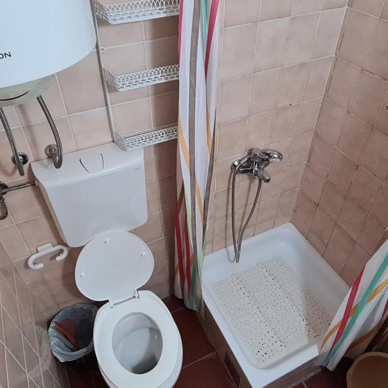 Guest House Andrea - Dvokrevetna Soba s Bračnim Krevetom i Sopstvenim Spoljnim Kupatilom - 4