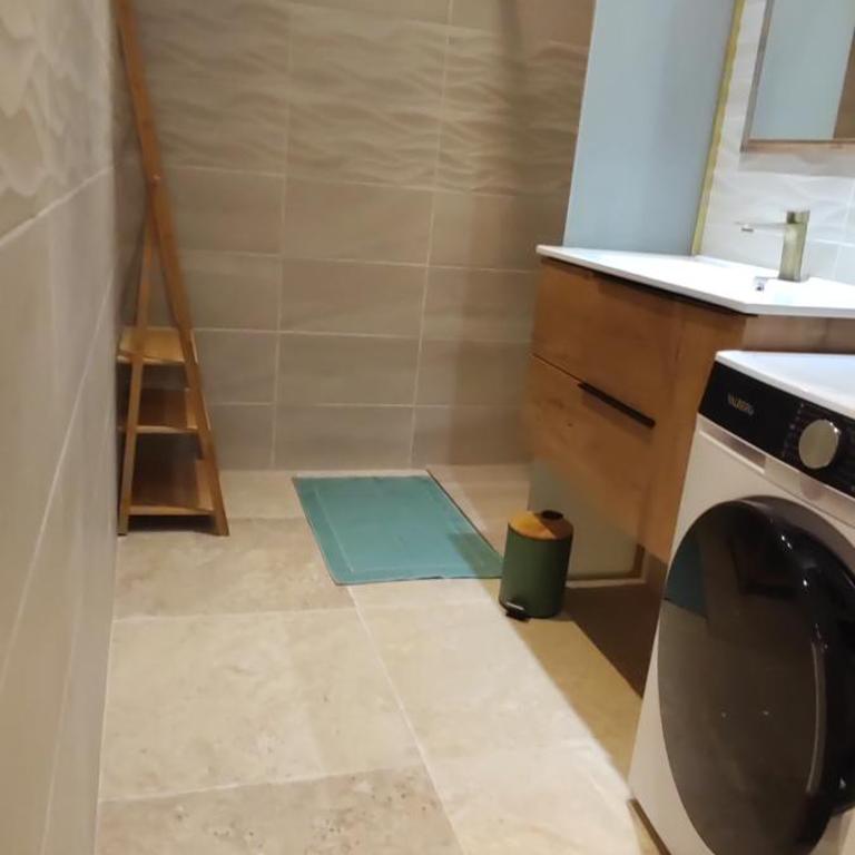 AIGUES-MORTES - AGRÉABLE T.2 - (+ de 40m² ) - Appartement 1 Chambre - 12
