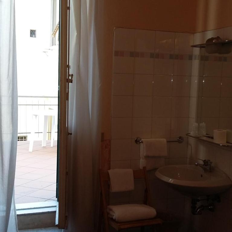 Hotel Monica - Economy Twin Room with Shared Bathroom - 3
