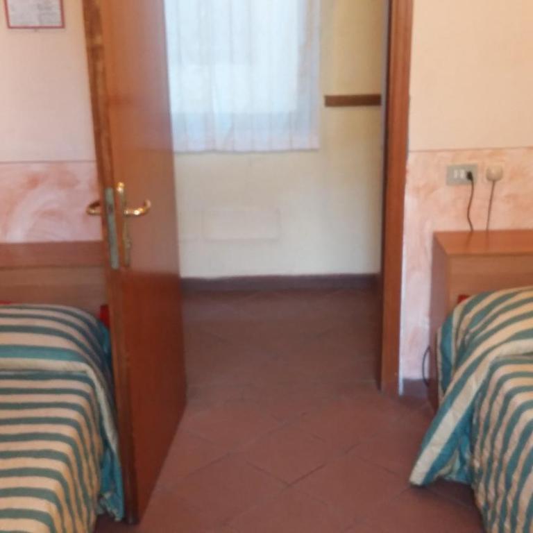 Hotel Monica - Economy Twin Room with Shared Bathroom - 4