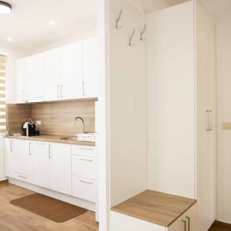 Apartments NIKOS FAMILY - Two-Bedroom Apartment with Garden View - 14