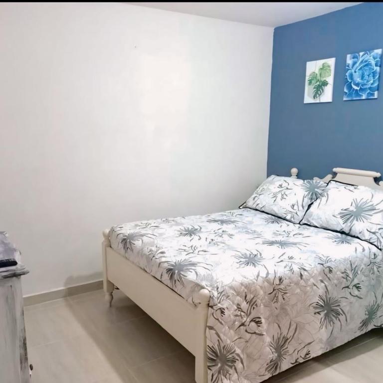 Apartamento muy cerca al parque - Three-Bedroom Apartment - 3