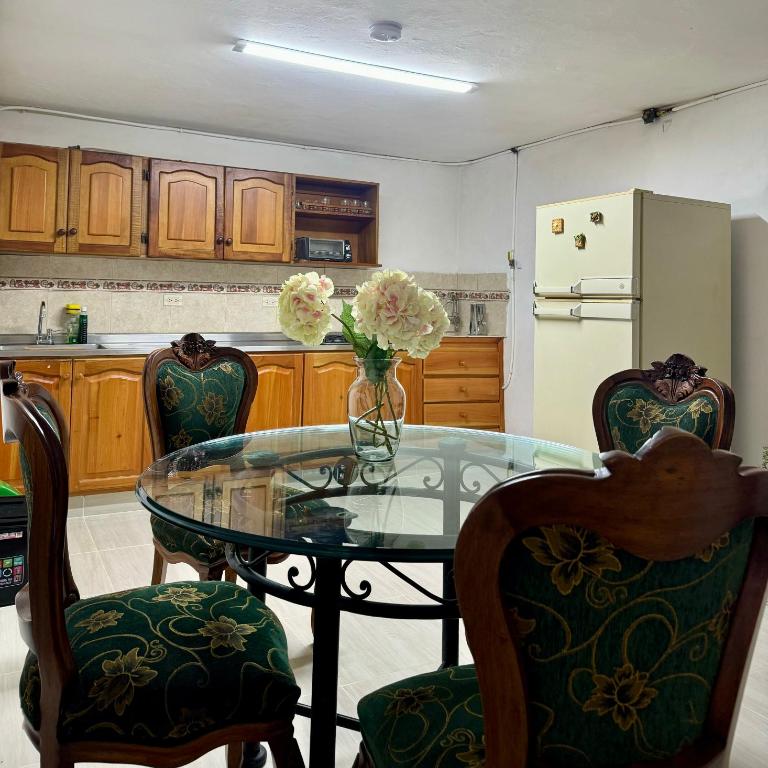 Apartamento muy cerca al parque - Three-Bedroom Apartment - 9