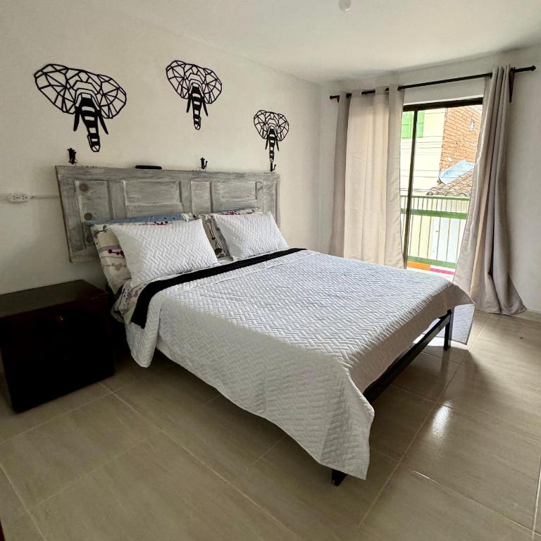 Apartamento muy cerca al parque - Three-Bedroom Apartment - 1