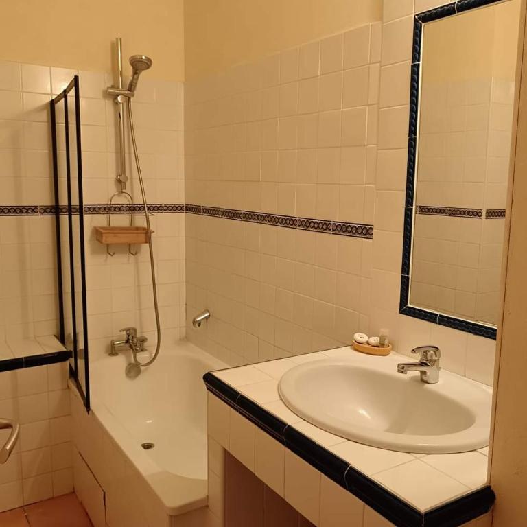 Mas de la Tour Carbonnière - Superior Apartment - 17