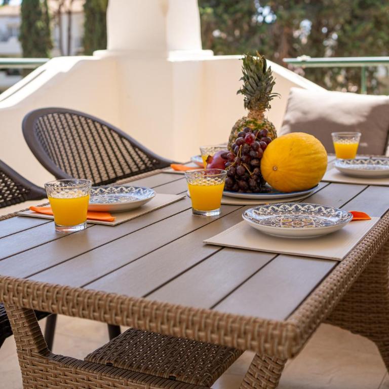 Elegant Marbella Apartment, 5-Pool Oasis, Sunlit Terrace, Garage - Two-Bedroom Apartment - 10