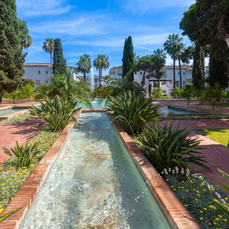 Elegant Marbella Apartment, 5-Pool Oasis, Sunlit Terrace, Garage - Two-Bedroom Apartment - 39