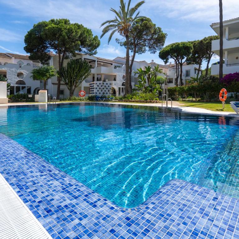 Elegant Marbella Apartment, 5-Pool Oasis, Sunlit Terrace, Garage - Two-Bedroom Apartment - 4