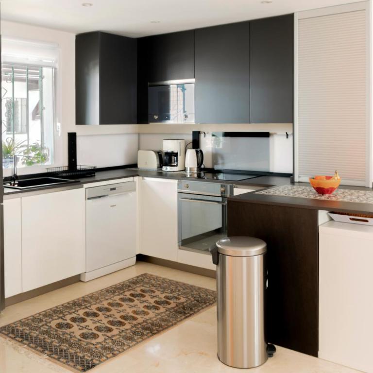 Elegant Marbella Apartment, 5-Pool Oasis, Sunlit Terrace, Garage - Two-Bedroom Apartment - 25