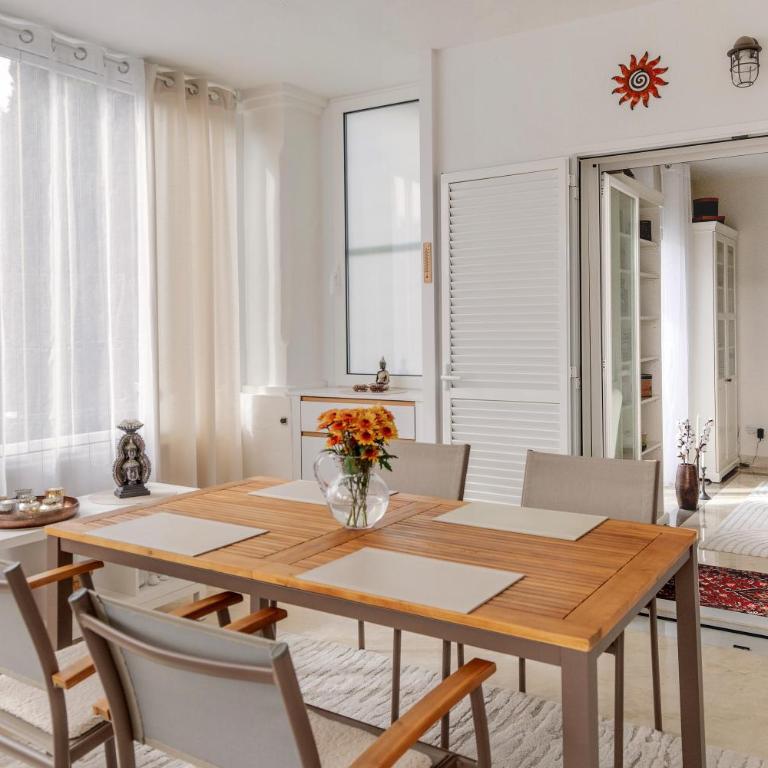 Elegant Marbella Apartment, 5-Pool Oasis, Sunlit Terrace, Garage - Two-Bedroom Apartment - 17
