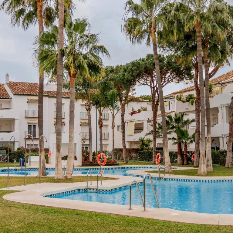Elegant Marbella Apartment, 5-Pool Oasis, Sunlit Terrace, Garage - Two-Bedroom Apartment - 41