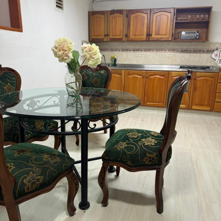 Apartamento muy cerca al parque - Three-Bedroom Apartment - 8